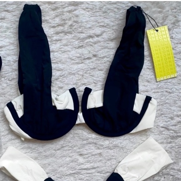 NWT OneOne Swimwear *Top Only* Cape Amanda Medium New - Picture 2 of 2